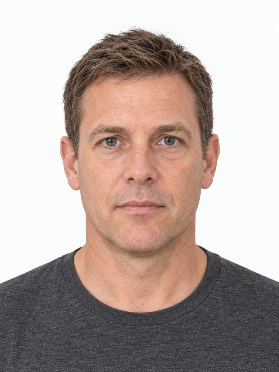 A finished 3:4 photo of a man on a plain light background, with its measurements marked
