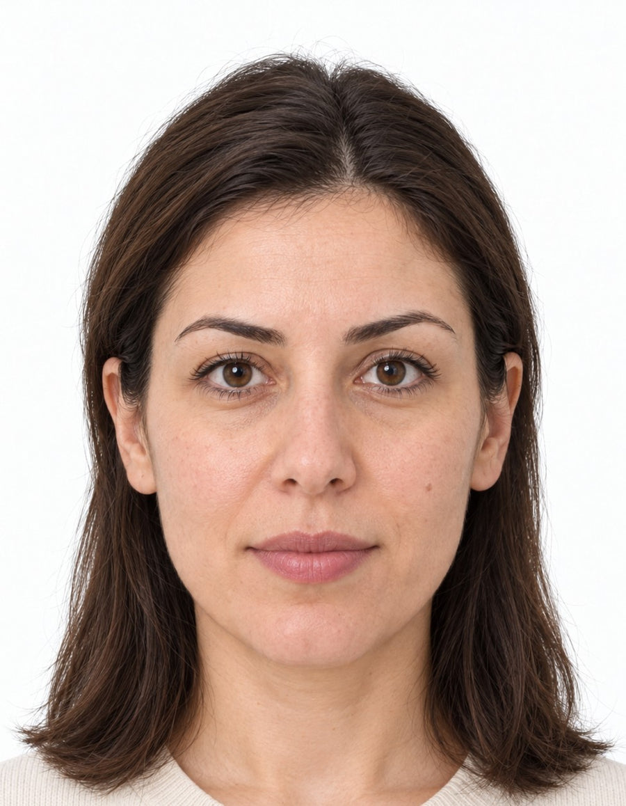 A finished 35 x 45 mm photo of a woman on a plain light background, with its measurements marked