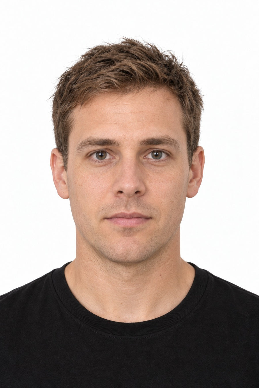 A finished 4 x 6 cm photo of a man on a white background, with its measurements marked